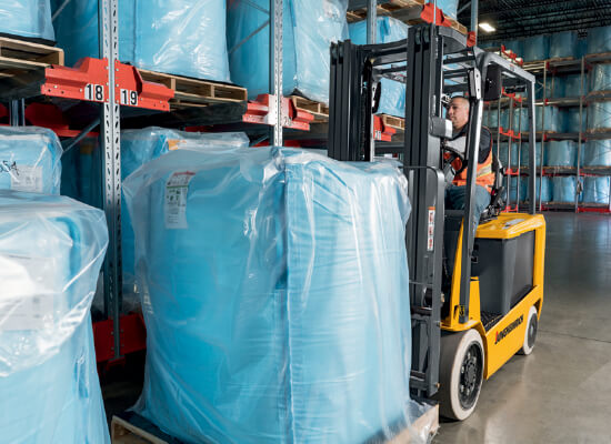 Front View of an Operator Lifting a Loaded Pallet with a Jungheinrich Lift Truck